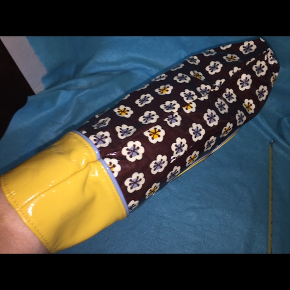 Vera Bradley’s Frills Design Tote / Brown & Yellow - Picture 3 of 7